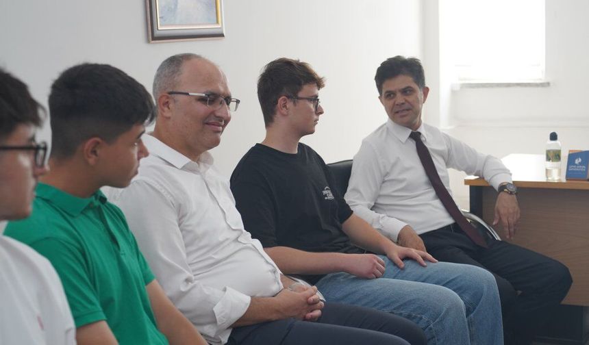 İl Müdürü Özdemirci, Erdemli'de Tercih Heyecanına Ortak Oldu