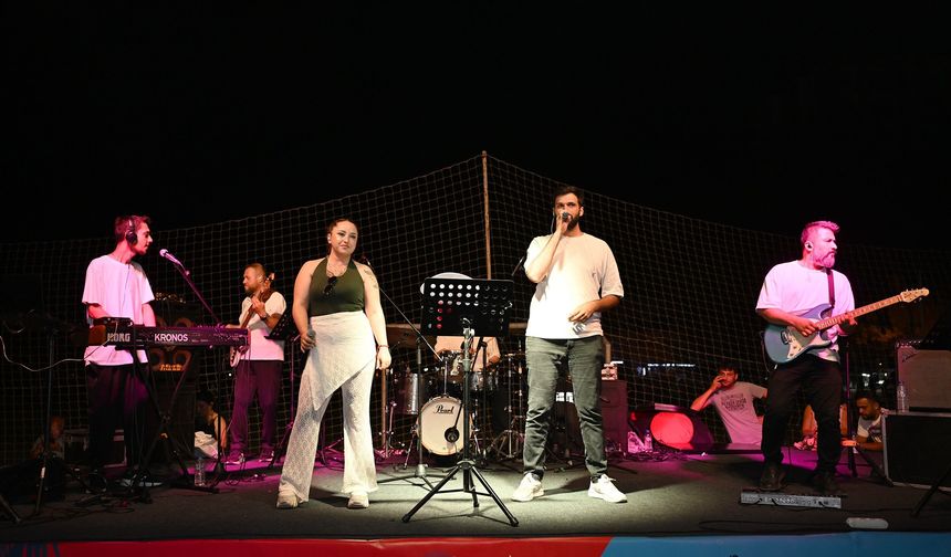 Mersin'de 'Yaz Dostum' konserleri vatandaşları müzikle buluşturuyor