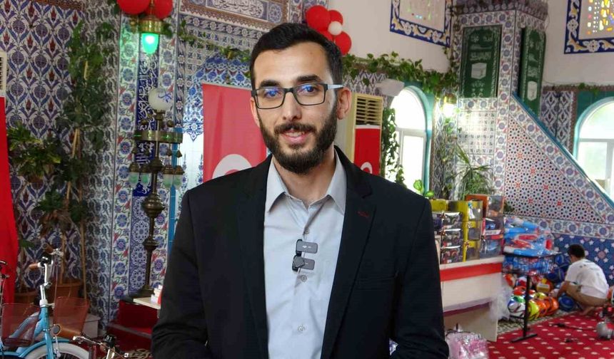 Hediyelerle çocukları camiye ve Kur'an kursuna teşvik ediyor