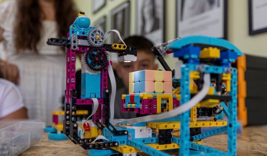 Mersin'de çocuklar Rubik Küp çözen robot geliştirdi