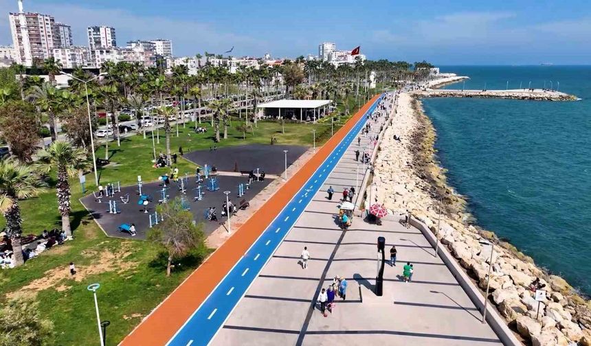 Mersin'in 560 bin metrekarelik Kültür Parkında bakım çalışmaları sürüyor