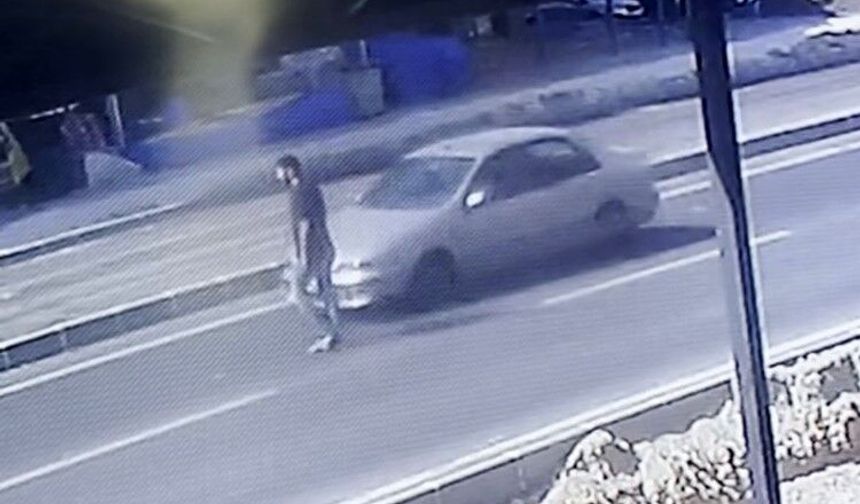 Otomobil yayaya çarptı, kaza anı kameraya yansıdı