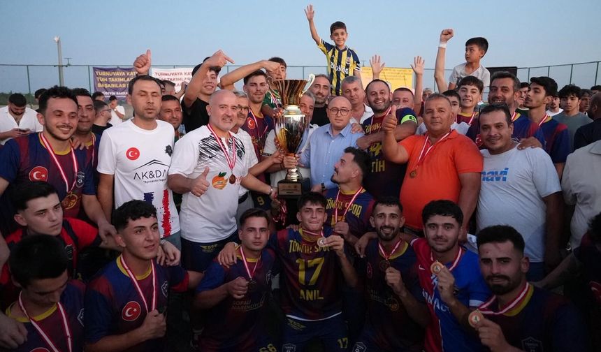 Mersin'deki futbol turnuvası finalini binlerce taraftar izledi