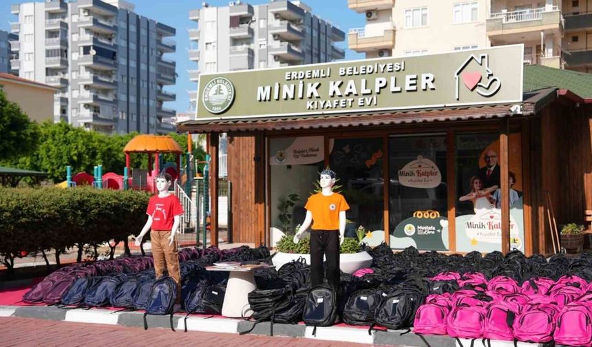 Erdemli'de öğrencilere kırtasiye ve kıyafet desteği