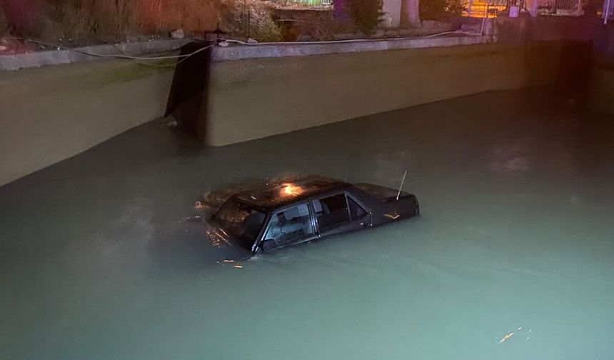 Otomobil Kanala Düştü, Kurtarma Yöntemi Şaşkına Çevirdi