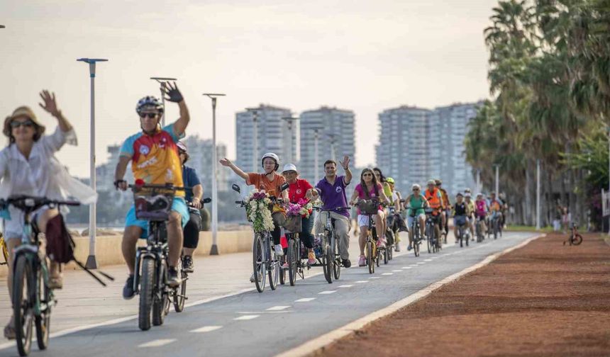 Mersin'de bisikletseverler güvenli sürüş için pedal çevirdi