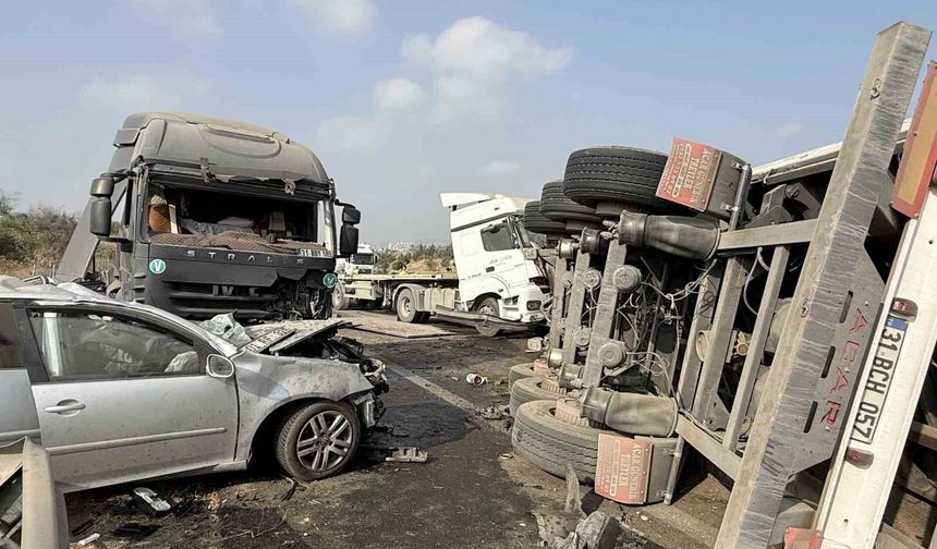 Otoyolda tır karşı şeride geçti, ortalık savaş alanına döndü:1 ölü, 2 yaralı