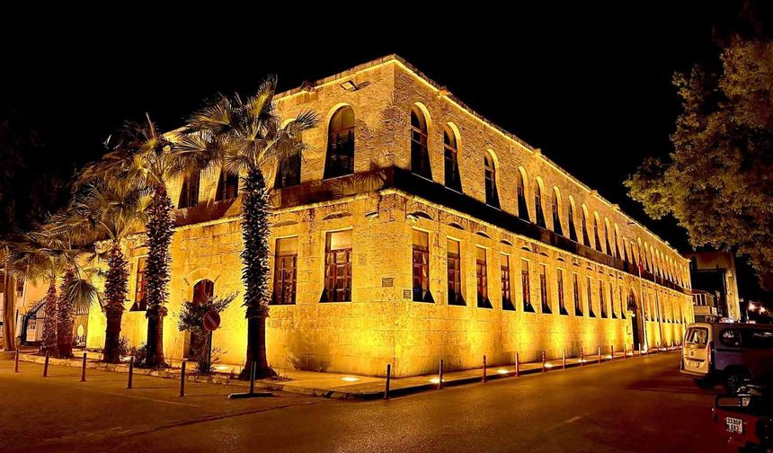 Silifke Hükümet Konağı gece görüntüsüyle ilçeye değer katıyor