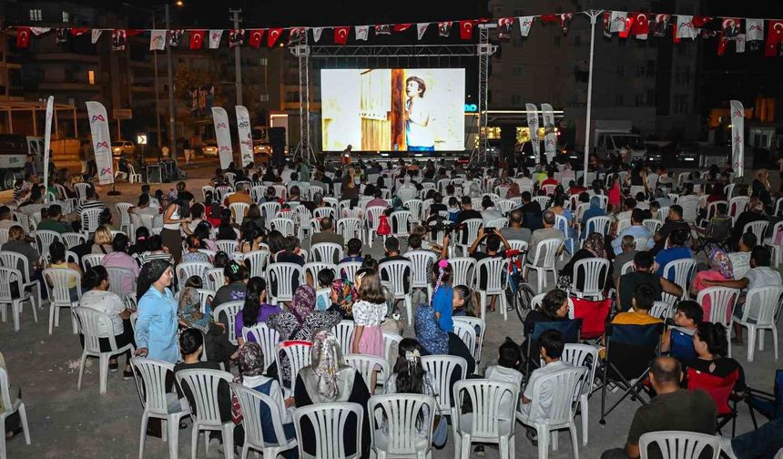 Tarsus'ta açık hava sineması nostaljisi: Mahalle sakinleri beyaz perdede buluştu