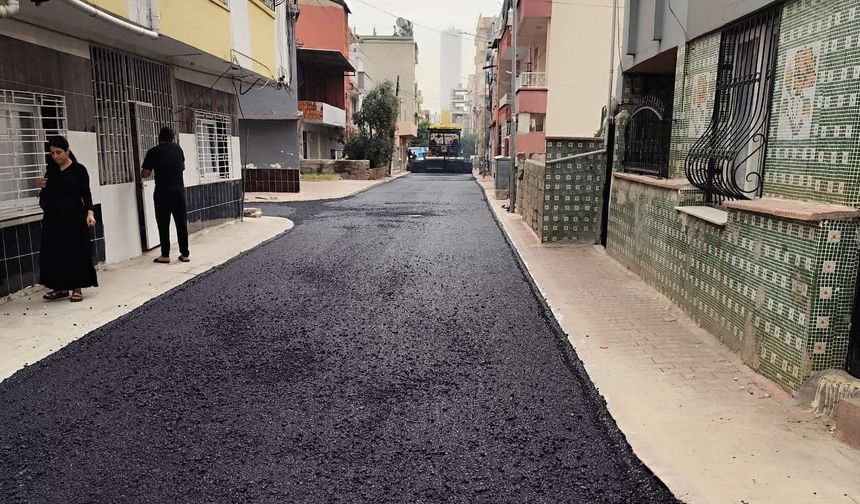 Akdeniz'de sokaklar sıcak asfaltla yenileniyor
