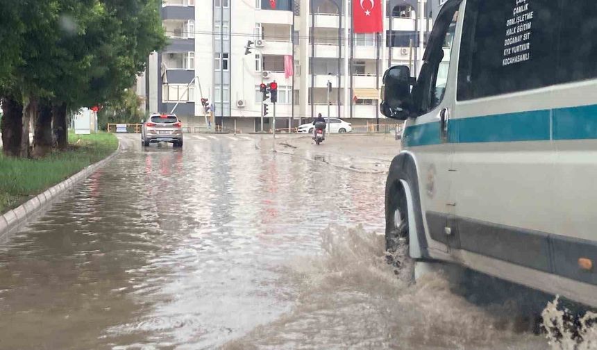 Erdemli 'de şiddetli yağış yol ve bahçeleri göle çevirdi, vatandaşları mağdur etti
