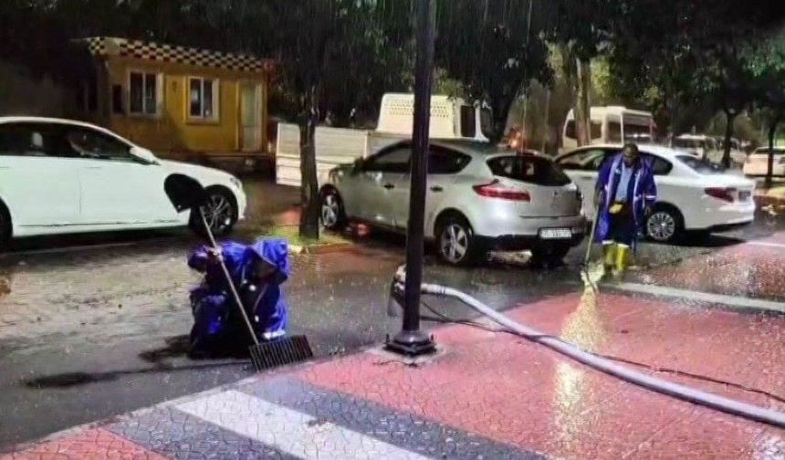 Mersin'de belediye ekipleri taşkın mesaisinde