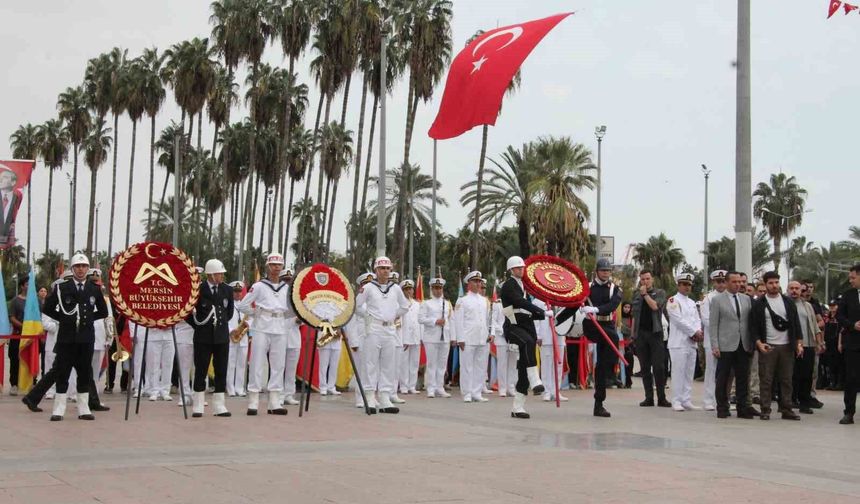 Mersin'de Cumhuriyet'in 103. yılında Atatürk Anıtı'na çelenk sunuldu