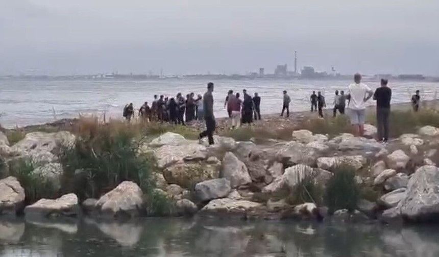 Mersin'de denize giren 3 gençten biri hayatını kaybetti