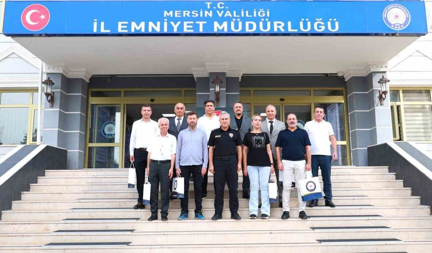 Mersin'de görevini tamamlayan polisler emekliliğe uğurlandı