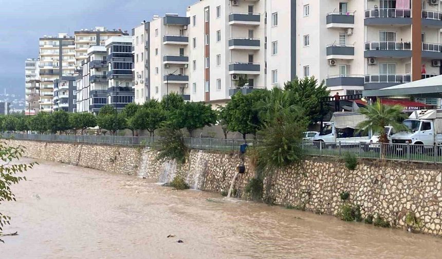 Mersin'de şiddetli yağış etkisini sürdürüyor