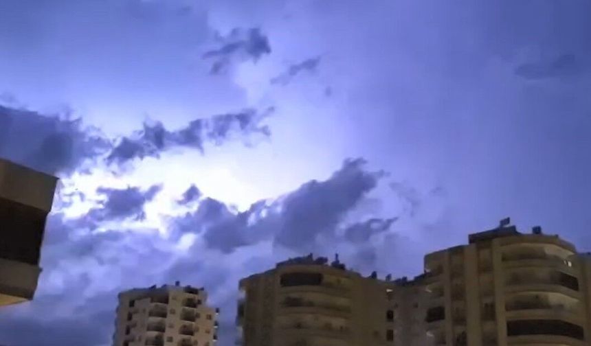 Mersin'de şimşekler geceyi gündüze çevirdi