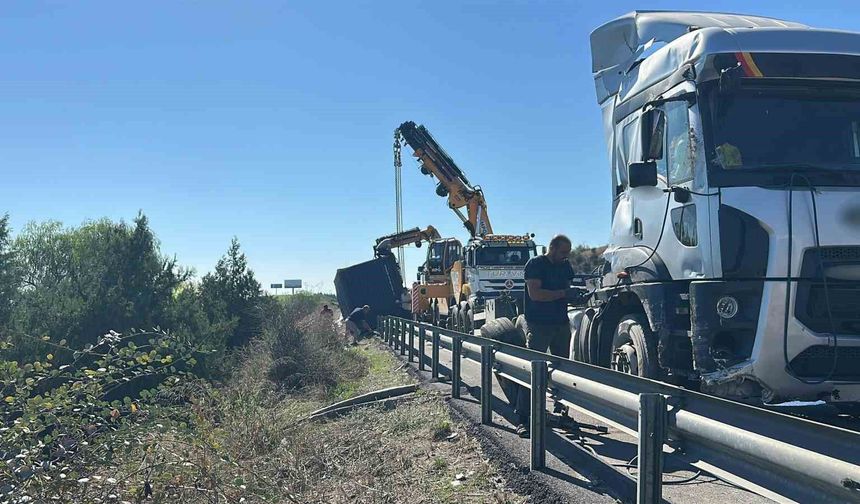 Mersin'de tır bariyerlere çarptı, konteyner devrildi