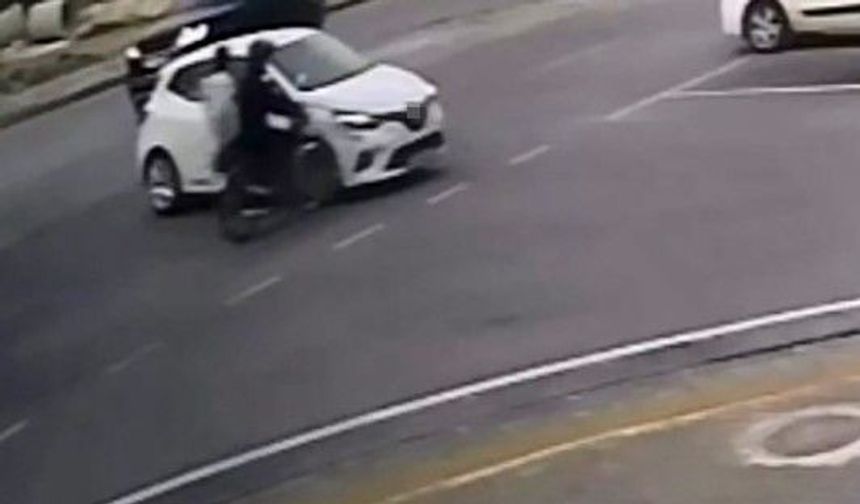 Otomobille çarpışan motosikletteki 2 kişi yaralandı, kaza kameraya yansıdı
