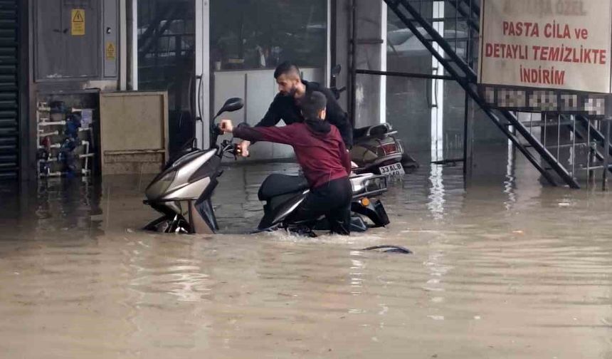 Silifke sele teslim: Dereler taştı, araçlar sular altında kaldı