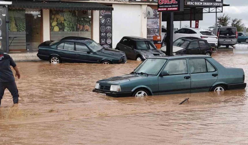 Silifke'de sağanak sele dönüştü, araçlar su içinde kaldı