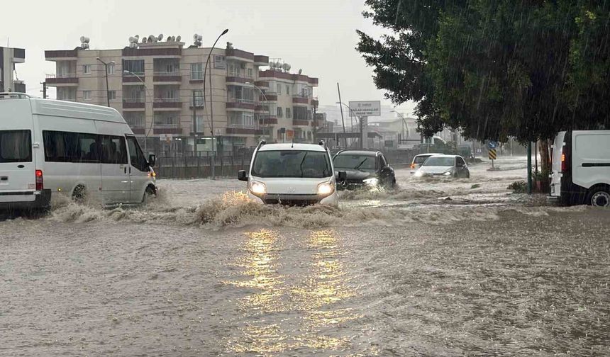 Tarsus'ta sağanak yağış hayatı olumsuz etkiledi: Yollar ve site bahçeleri su altında kaldı