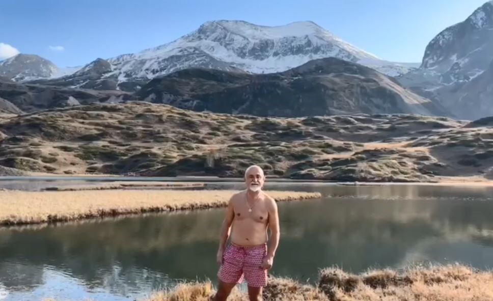 Artvin’de Giresunlu bir dağcı Arsiyan Yaylasında buz gibi gölde yüzdü