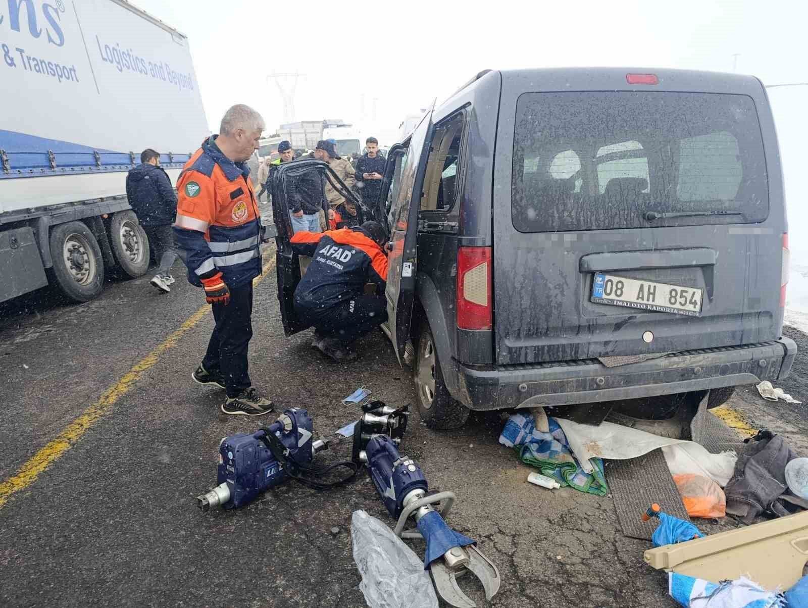 Artvin'de sis ve hatalı sollama kazaya neden oldu: 2 yaralı