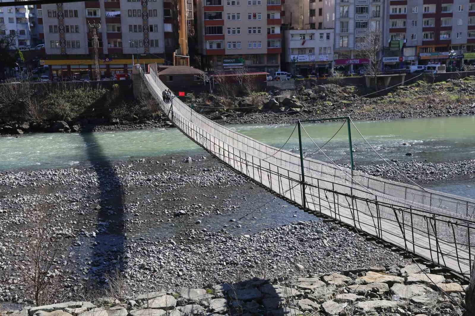 Çoruh Nehri üzerindeki asma köprüler tarihe meydan okuyor