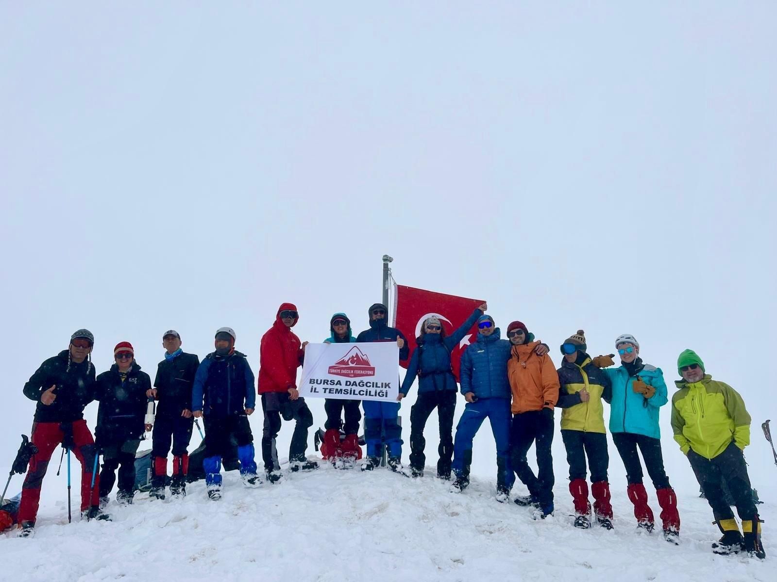 Uludağ'da mayısta kar sürprizi: 2 metre karda Türk bayrağı dalgalandı