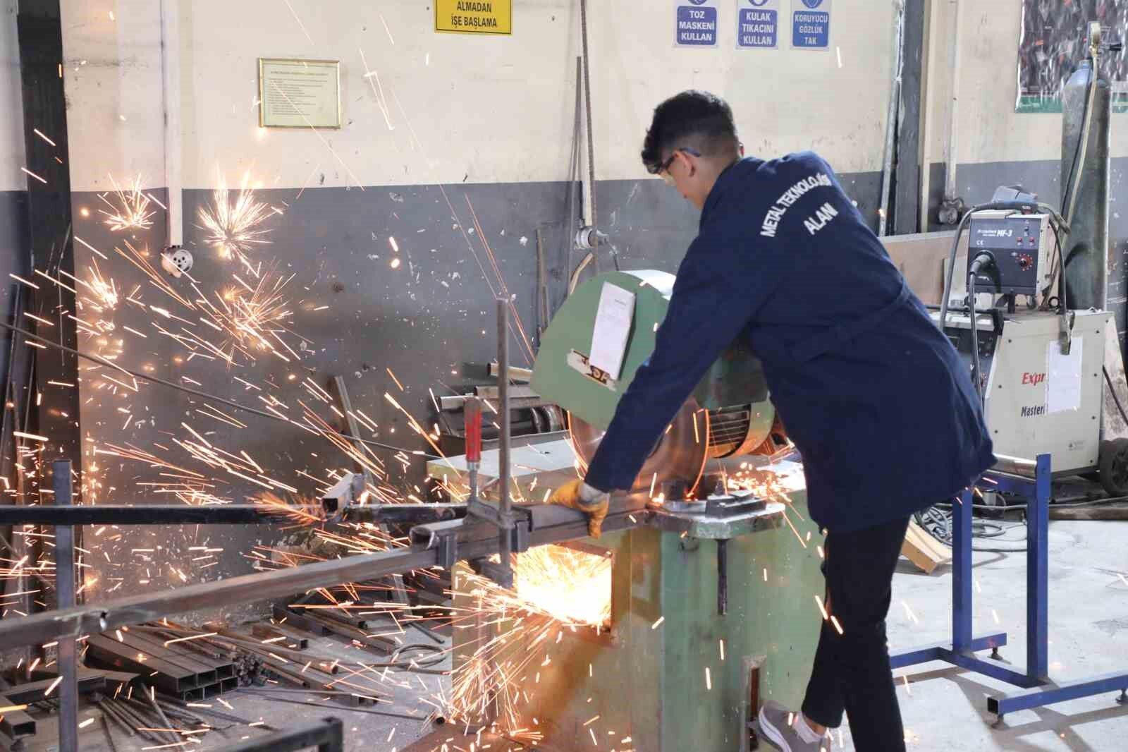 Ağrı'da 'Maarifin Kalbinde Marifetli Gençlik' etkinlikleri kapsamında öğrenciler meslek öğreniyor