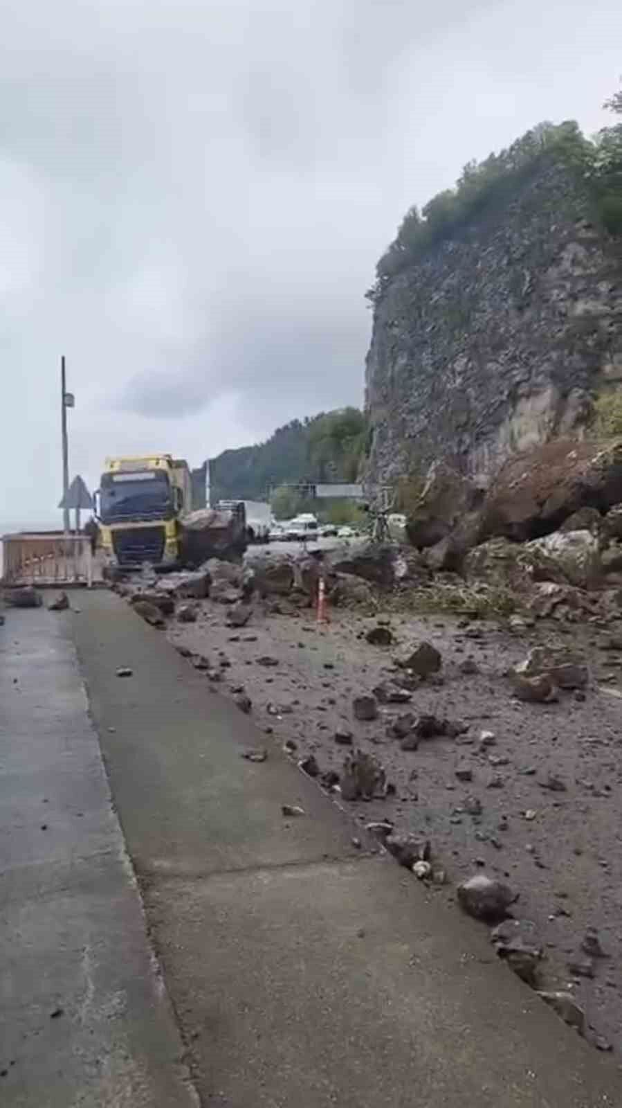 Artvin'de Sarp Sınır Kapısı yolunda heyelan