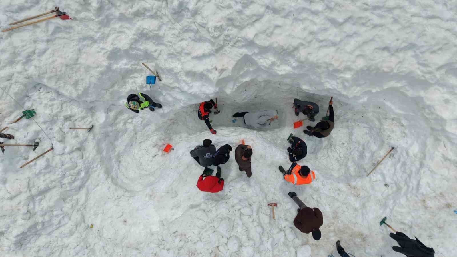 Çığ felaketinde kaybolan çoban için arama çalışmaları yeniden başladı: 3 günde bir ize ulaşılamadı