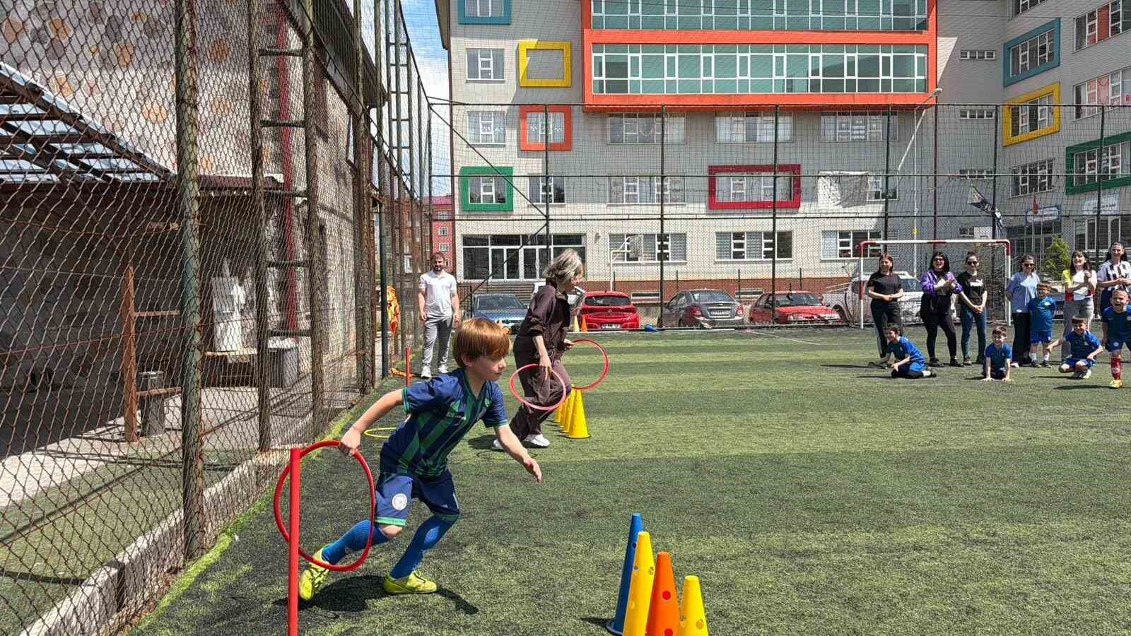 Hopa'da Anneler Günü yeşil sahada kutlandı