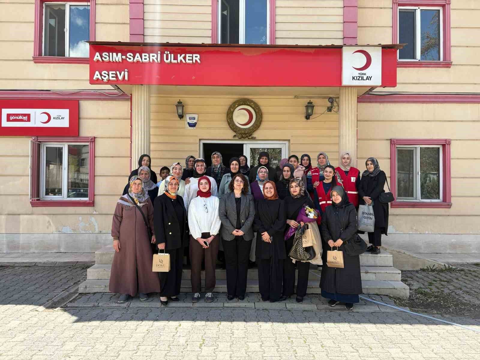 Kızılay'dan hem anne hem baba olan kadınlara Anneler Günü sürprizi