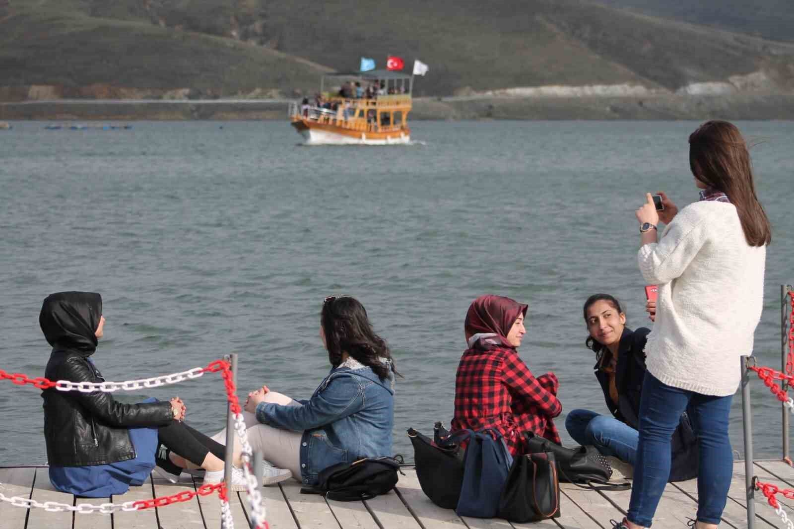 1700 rakımdaki doğa harikası göl turistlerin ilgi odağı