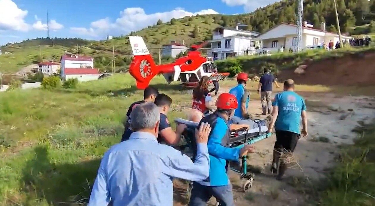 Refahiye'de göğüs ağrısı geçiren hasta hava ambulansıyla hastaneye ulaştırıldı