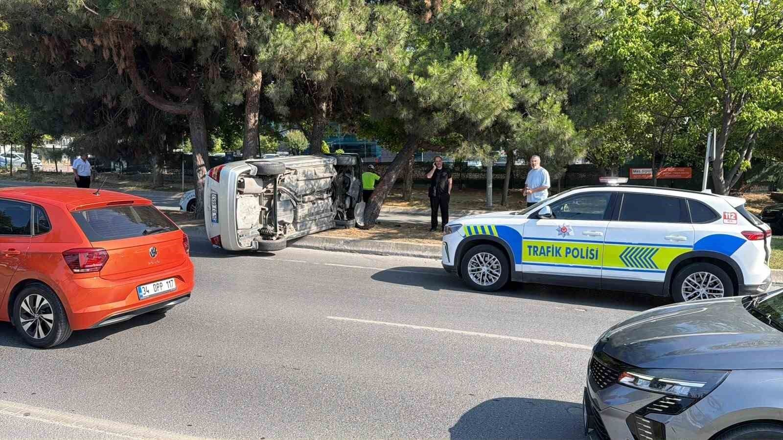 Bakırköy'de kontrolden çıkan otomobil takla attı: 1 yaralı