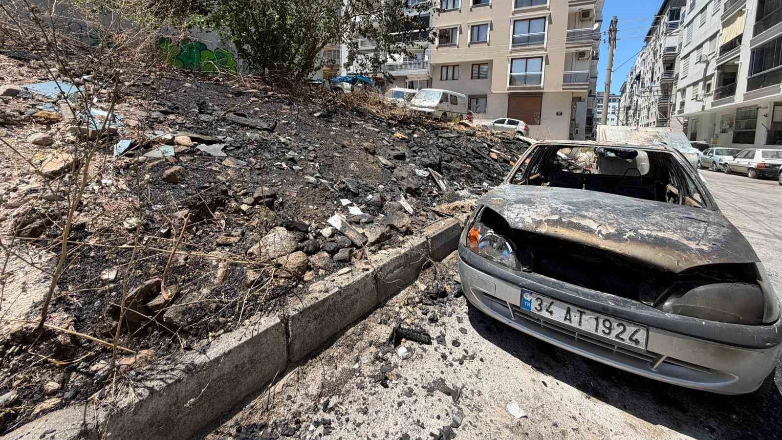 Çöplük alanda çıkan yangın otomobili küle çevirdi