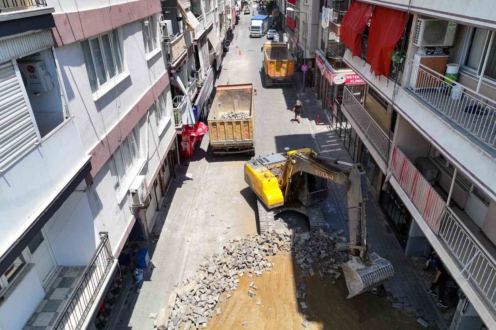 Efeler'de yol yenileme çalışmaları hız kesmiyor