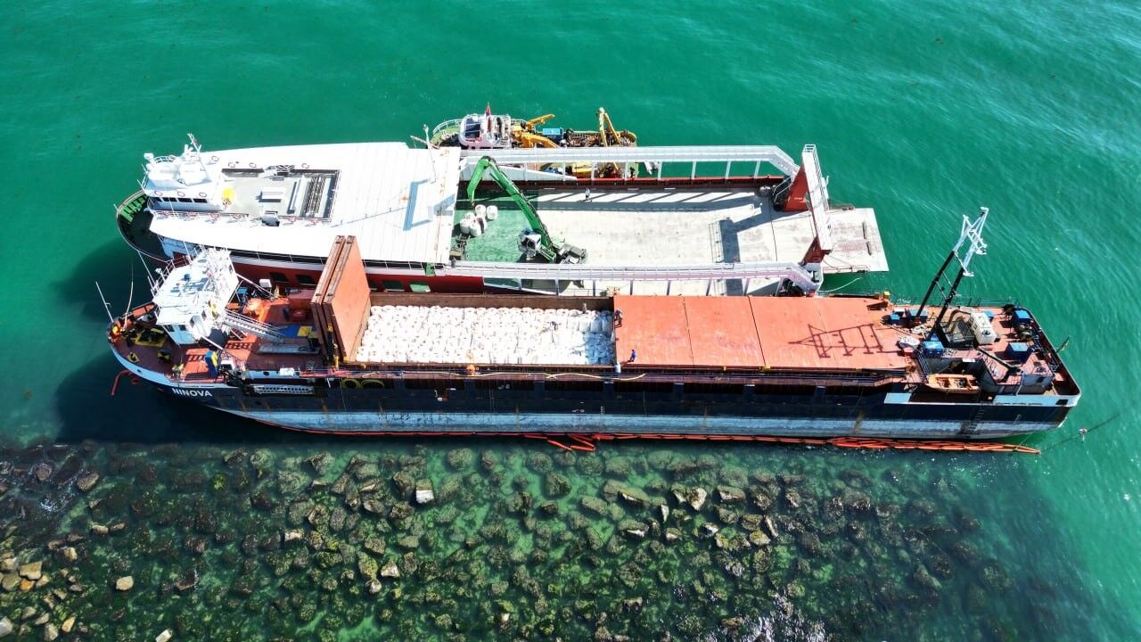 Karasu'da karaya oturan gemiyi kurtarma çalışmalarına başlandı