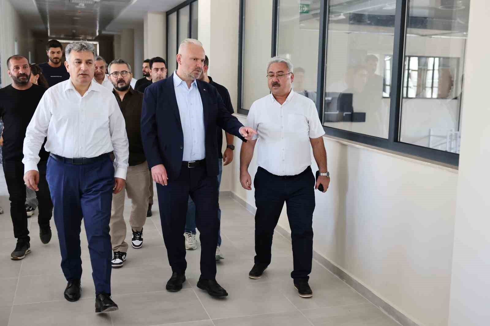 Menemen'de yapımı süren yeni gençlik merkezinde inceleme