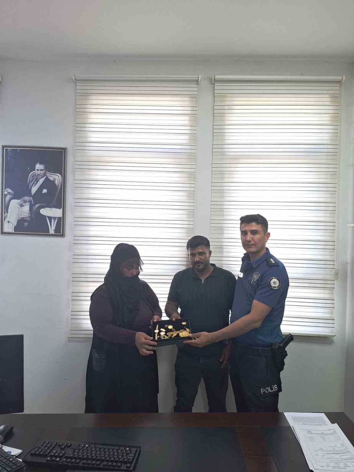 Muş'ta örnek davranış: Bulduğu ziynet eşyalarını sahibine ulaştırdı