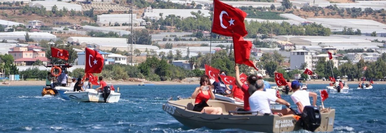 Bozyazı'da amatör balıkçılardan 30 Ağustos'a denizde anlamlı kutlama