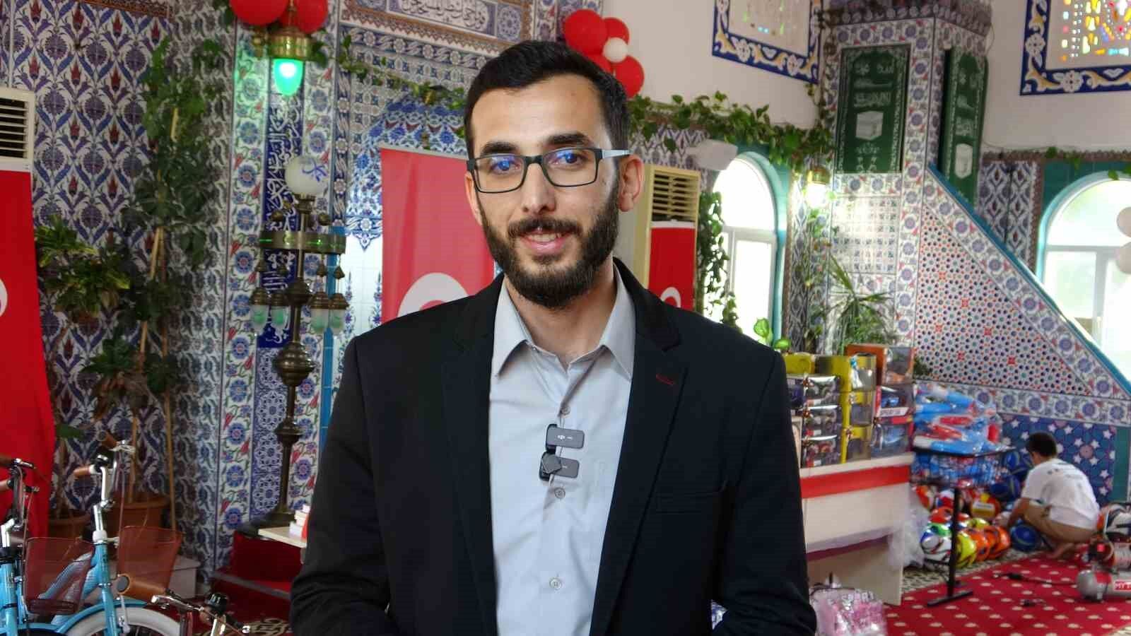 Hediyelerle çocukları camiye ve Kur'an kursuna teşvik ediyor