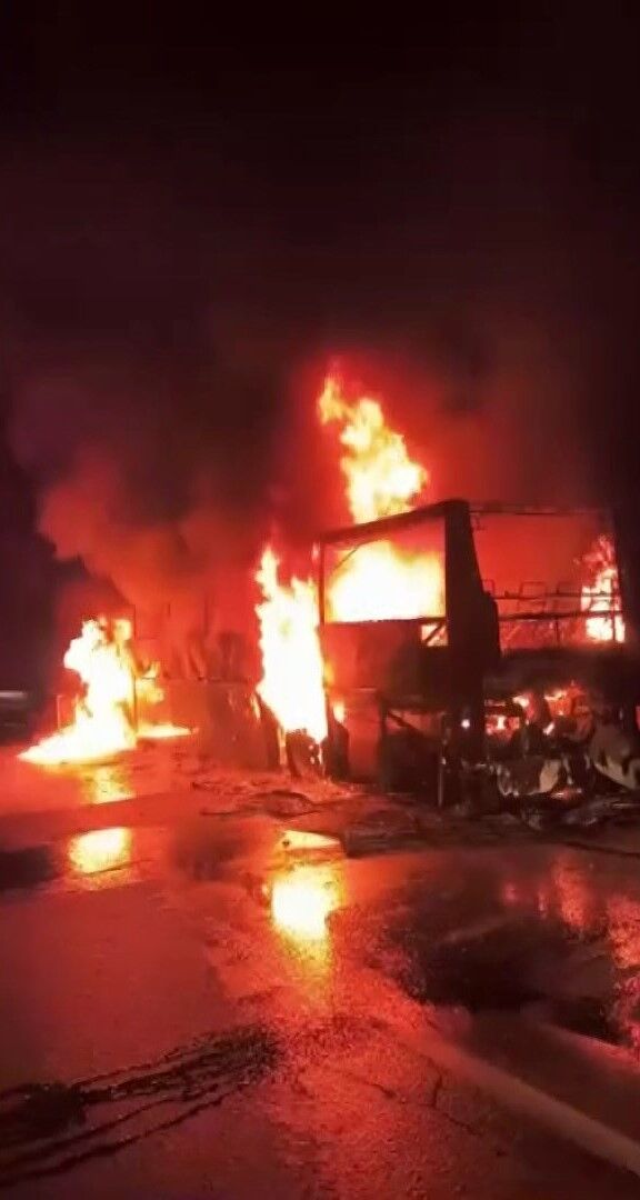 Mersin'de otoyolda seyir halindeki yolcu otobüsü alev alev yandı