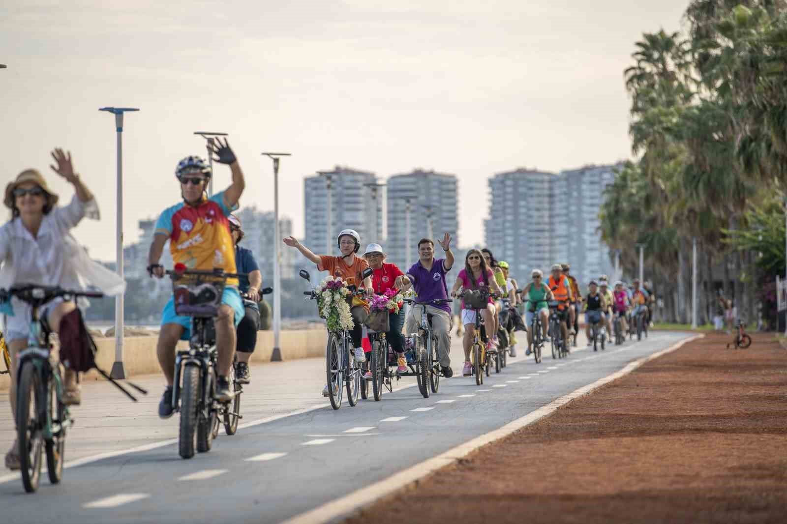 Mersin'de bisikletseverler güvenli sürüş için pedal çevirdi