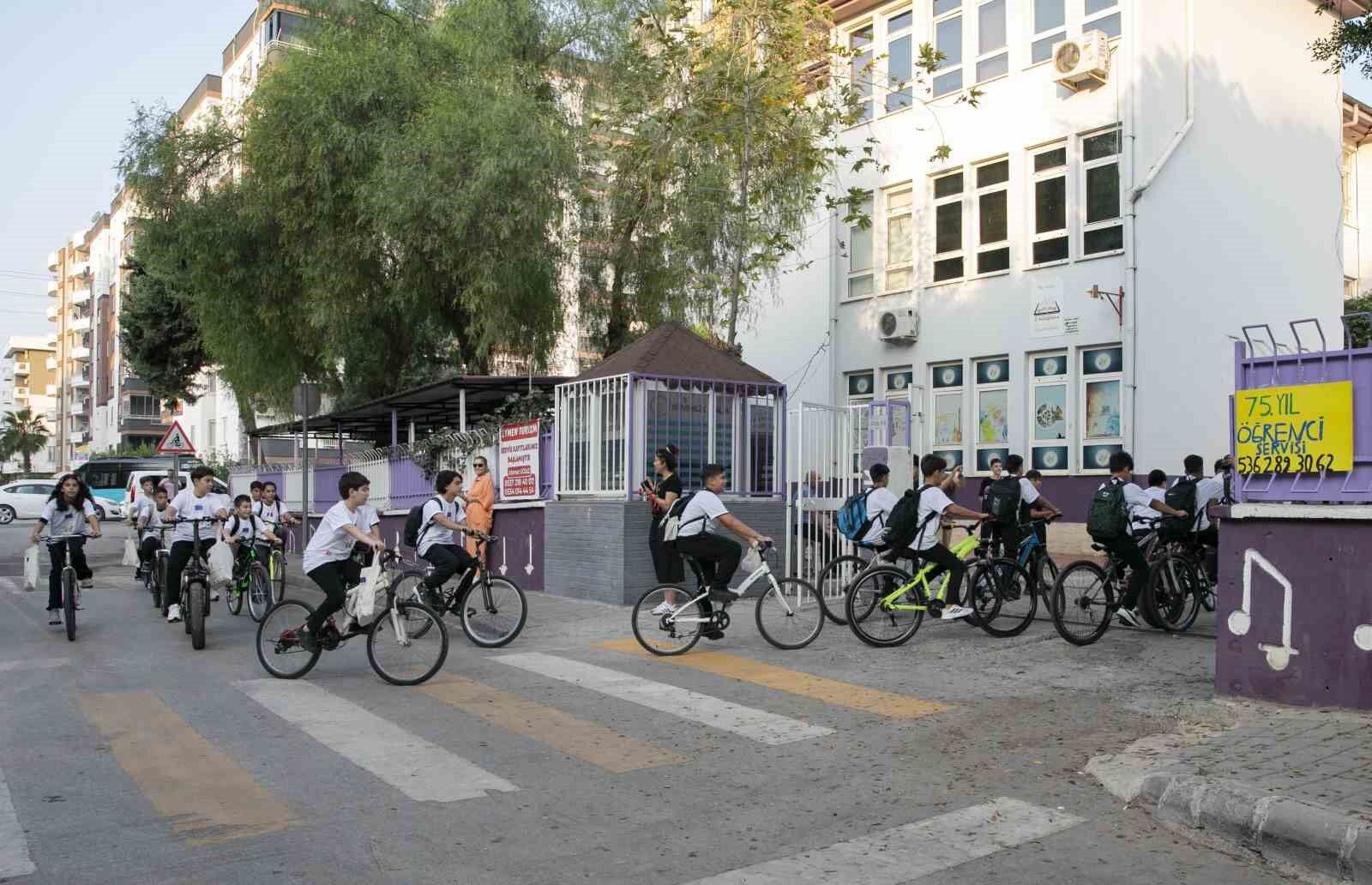 Mersin'de öğrenciler okula pedal çevirerek gitti