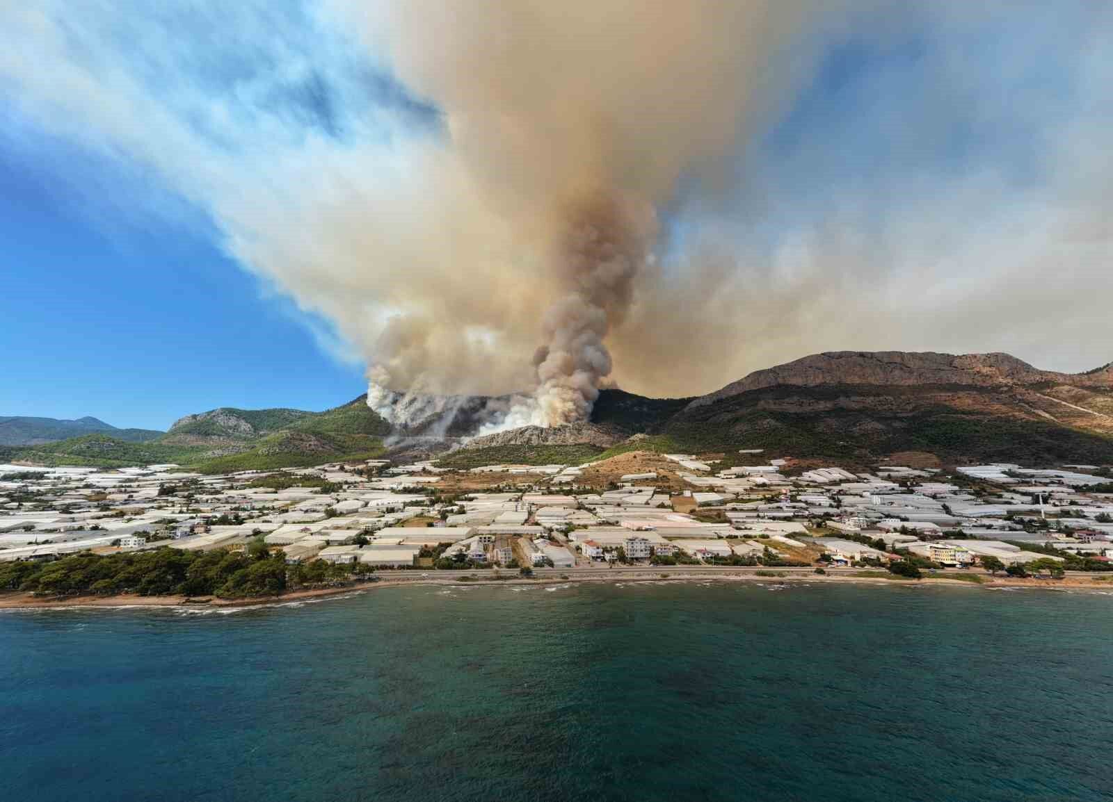 Mersin'de orman yangınına 230 personel, 2 uçak ve 5 helikopterle müdahale