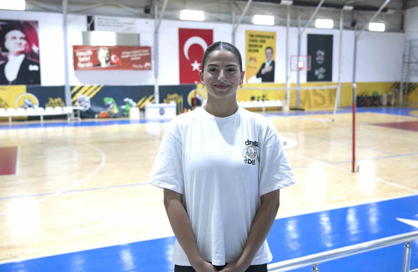 Mersin'de voleybol kursunda keşfedildi, milli takıma kadar yükseldi